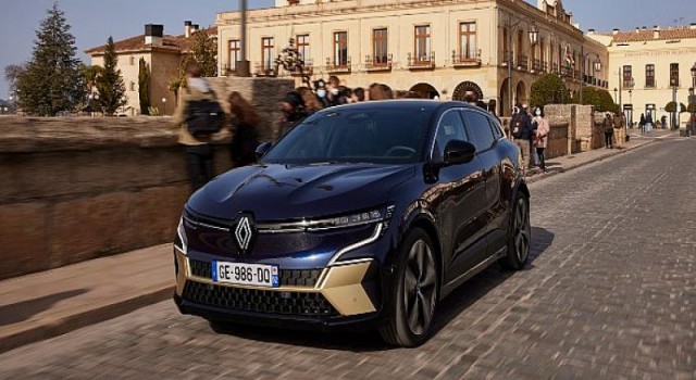 Yeni Megane E-Tech 100 Elektrikli, 2022 test protokolü ile EuroNCAP’ten 5 yıldız aldı.