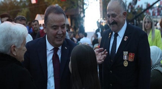 Başkan Böcek belediye personeli ile iftarda buluştu