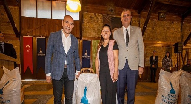 Başkan Soyer yem fiyatlarından canı yanan üreticiye desteğini sürdürüyor