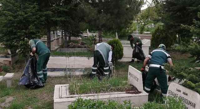 Bayram Öncesi Mezarlık Temizliği
