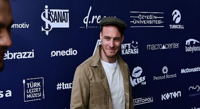 Kerem Bürsin, Sanat ve Teknoloji Zirvesi’ndeydi