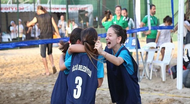 Plaj Voleybolu Turnuvası Rekor Katılımla Başladı
