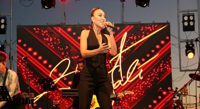 Kocaeli Büyükşehir’in yaz konserinde Ziynet Sali, Karamürsel’in kurtuluş gününe coşku kattı