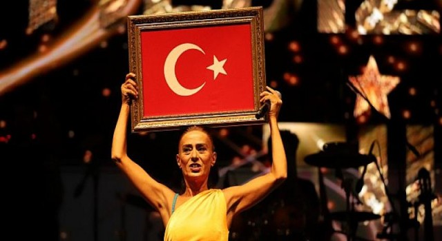 30 Ağustos Zafer Bayramı 100. Yıl konserinde 100 bin üzerinde Kocaelili, Yıldız Tilbe ile Sekapark’ta tarihi bir gece yaşadı