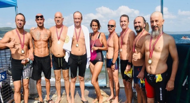 İki kolunu kazada kaybeden Belediye Başkanı bu defa Çanakkale Boğazı’nı yüzerek geçti