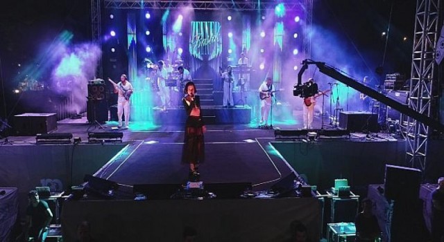 İzmirliler 30 Ağustos’u Zeynep Bastık konseriyle kutladı