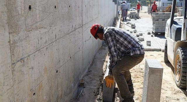 Menderes Belediyesi’nden Görece’de yol yapım seferberliği
