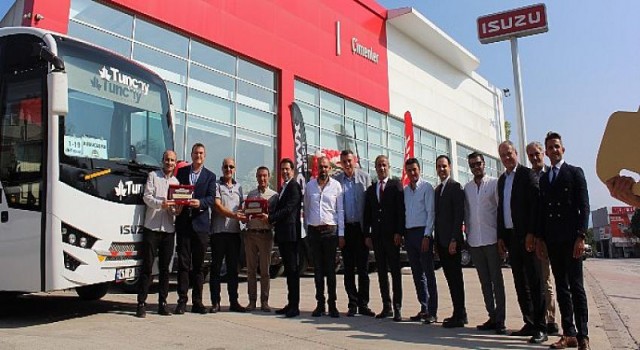 Anadolu Isuzu Kocaeli Yetkili SatıcısıFNC Otomotiv’den Tuncay Seyahat’e 75 adet Isuzu D-Max Pick-up ve Novo Lux midibüs teslimatı