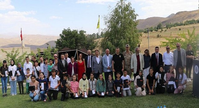 Bayburtlu çocuklar Çoruh Nehri’ni sanatla yıkadı