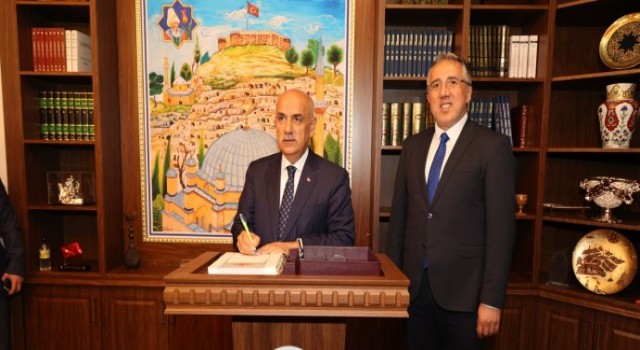Tarım Bakanı Vahit Kirişçi Nevşehir Belediyesini Ziyaret Etti