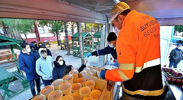 İzmir Demokrasi ve Bakırçay üniversitelerinde de yemek hizmeti başladı