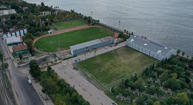 Körfez Alparslan Türkeş Spor Kompleksi’ne sentetik çim