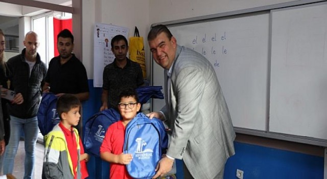 Seferihisar Belediyesi’nden çocuklara kırtasiye desteği