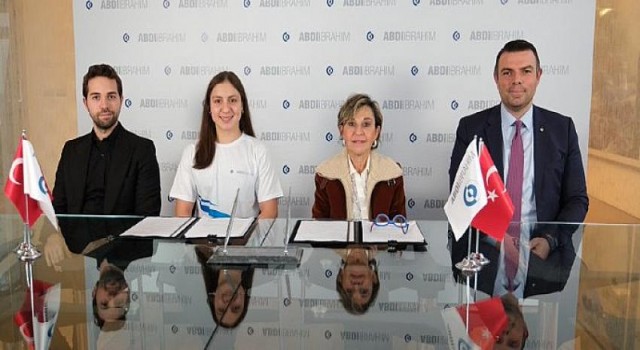 Abdi İbrahim, şampiyon milli yüzücü Merve Tuncel’in sponsoru oldu