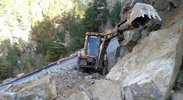 Alanya’da yağış nedeniyle bozulan yollar onarılıyor