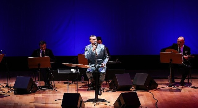 Cem Adrian ”Solmayan Şarkılar”la İş Sanat&#39;ta Sahne Aldı