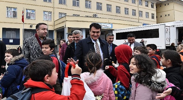 Öğrencilerden Dündar'a sevgi gösterisi