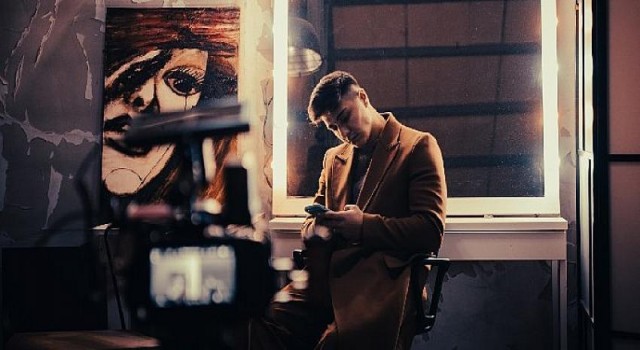 Sezer Sarıgöz’den yeni şarkı & klip! ’Bir Gülüşü Vardı’