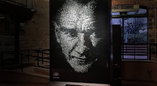 Şişecam 10 Kasım Filmi&#39;ndeki Cam Atatürk Portresi Rahmi M. Koç Müzesi&#39;nde sergileniyor