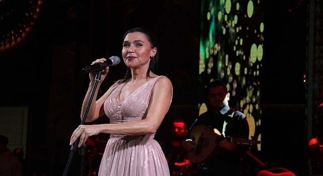 Sivil Toplumun Parlayan Yıldızı GGYD&#39;nin Yılbaşı Balosunda Şevval Sam Müthiş Performansı ile Coşturdu