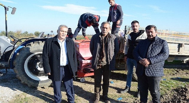 Torbalı Belediyesi arazilerine buğday ekti