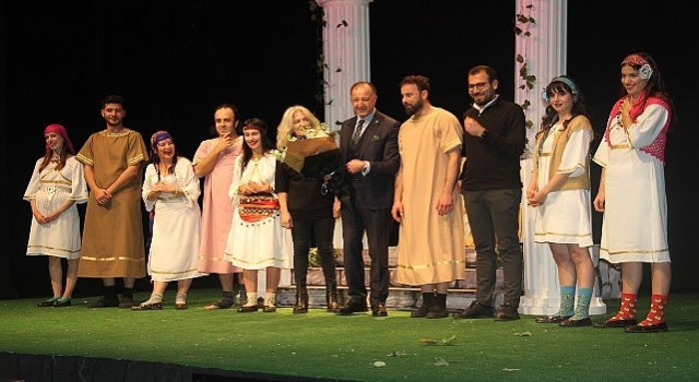 'Aşk Grevi' Oyunu 'Nilüferler Yetişiyor Eğitime Destek Fonu' İçin Sahnelendi