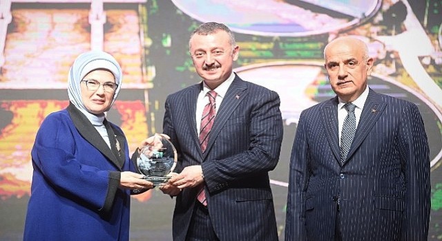 Emine Erdoğan dan Başkan Büyükakına teşekkür plaketi