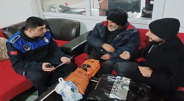 Sokakta Kalan Vatandaşlara apos;Sıcak Bir Yardım Eli