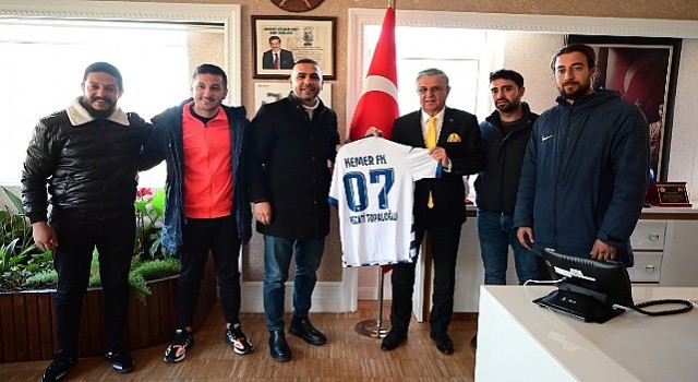 Başkan Topaloğluna forma hediyesi