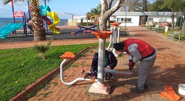 Edremit Belediyesi nden Parklara Bakım