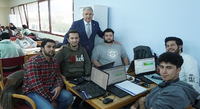 EÜ Merkez Kütüphanesi dijital olanakları ile kullanıcılardan tam not alıyor