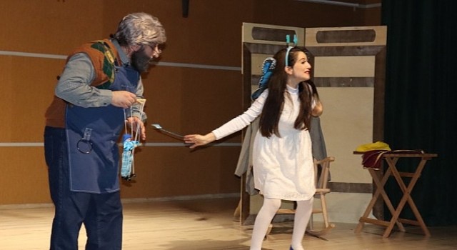 Nevşehir Belediyesi Şehir Tiyatrosu oyuncuları, okullarda &apos;Pinokyo&#39; adlı oyunlarını sahnelemeyi sürdürüyor