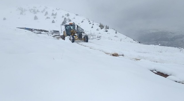 Antalyada Nisan ayında karla mücadele çalışması
