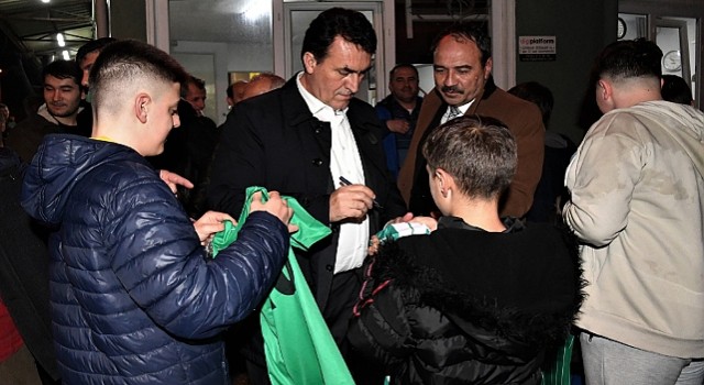 Başkan Dündara çocuklardan yoğun ilgi