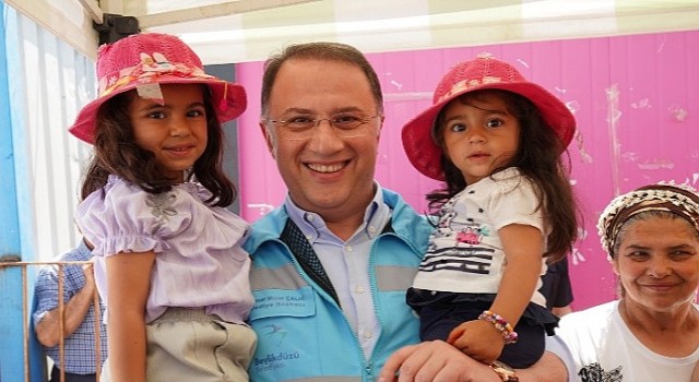 Beylikdüzü Belediye Başkanı Mehmet Murat Çalık, 23 Nisan Ulusal Egemenlik ve Çocuk Bayramında afet bölgesindeki çocuklarla kutladı