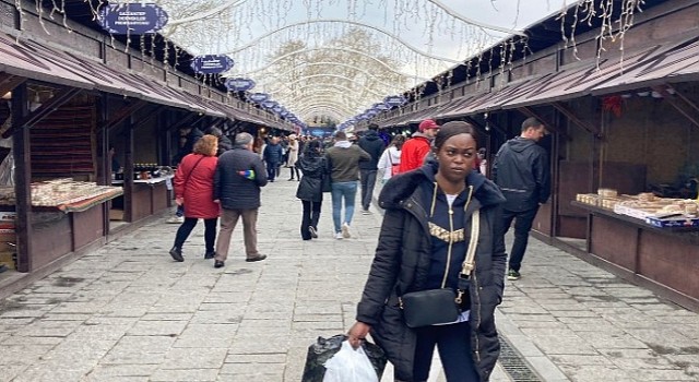 Bu Pazarın Tüm Geliri Depremzedelere