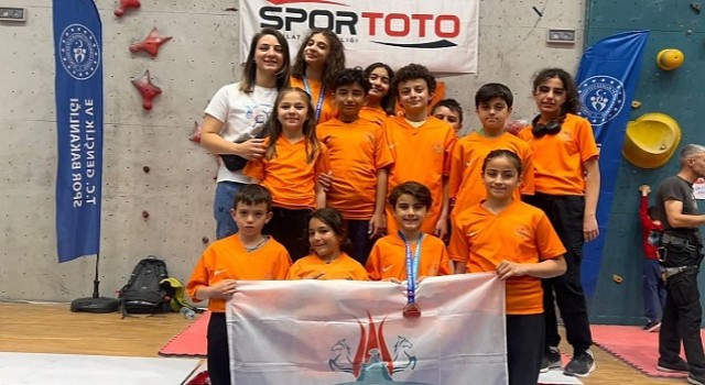 Nevşehir Belediyesi Gençlik ve Spor Kulübü sporcuları, katıldıkları Spor Tırmanış Küçükler C-D-E (Lider) Türkiye Şampiyonası ndan iki Türkiye ikinciliği derecesi ile döndü