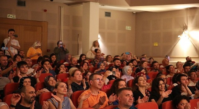 Kocaeli Büyükşehirin Çocuk Korosu, şarkılarıyla geçmişe götürdü