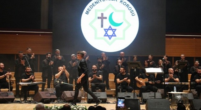 Şarkılar depremzedeler için söylendi