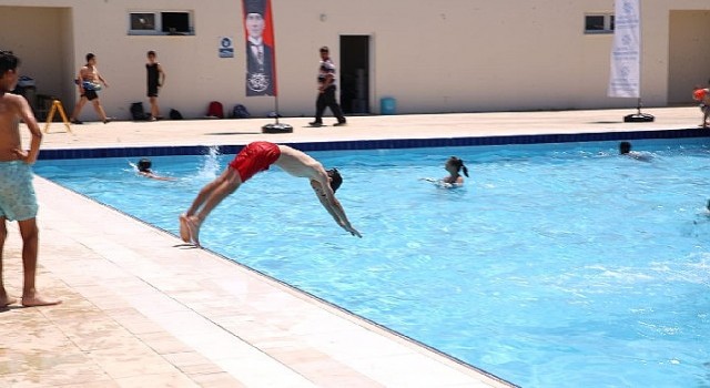 Aydın Büyükşehir Belediyesi&#39;nden Karacasulu çocuklara karne hediyesi