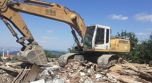 Gölcükte metruk ve orta hasarlı bina yıkımları sürüyor