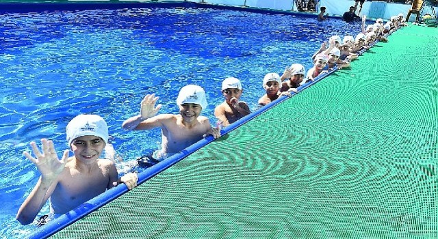 İzmirde havuzlar kuruldu çocuklar mutlu