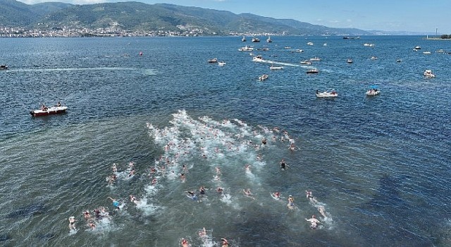 Kocaelinin iki yakası yüzlerce yüzücünün kulaçları ile birleşti