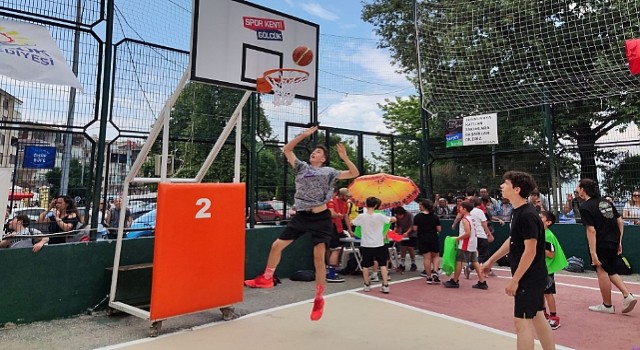 Gölcük sahilinde heyecan sırası sokak basketbolunda