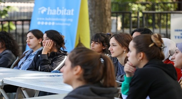 Depremzede Gençler Bucada Moral Depoladı