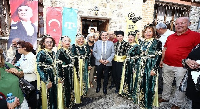 İzmir Kırım Türkleri &apos;Evlerine ; Kavuştu