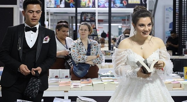 13. Kocaeli Kitap Fuarında Gelin Damat Sürprizi