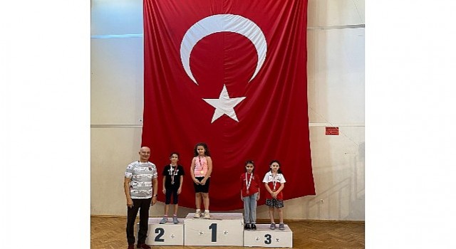 Badminton;da Bayraklı farkı!