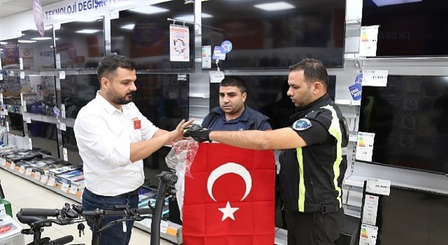 Edremit Bayraklarla donatıldı