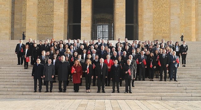 Cumhuriyetin 88 yılına eşlik eden şişecam 88 çalışanıyla Atayı ziyaret etti